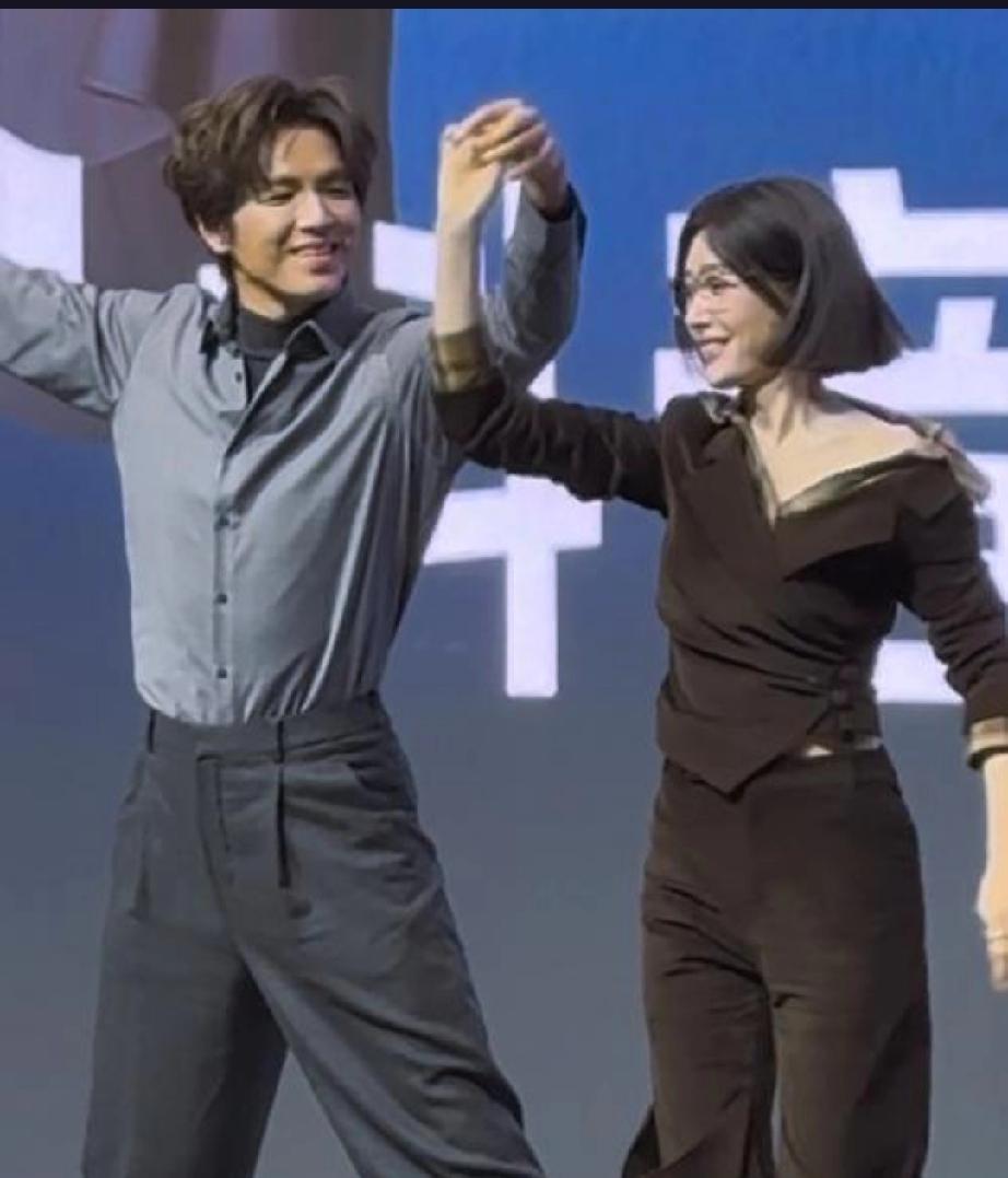 钟汉良和秦岚竟然在现场跳起了“喵喵舞”！这背后究竟有什么有趣的故事呢？钟汉良和