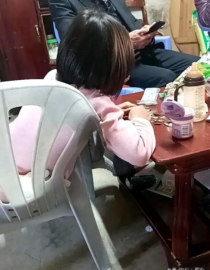 大年初二在潮汕老家的祠堂里,一个九岁一米三的小姑娘被父母夸口“马上上一年级下学期