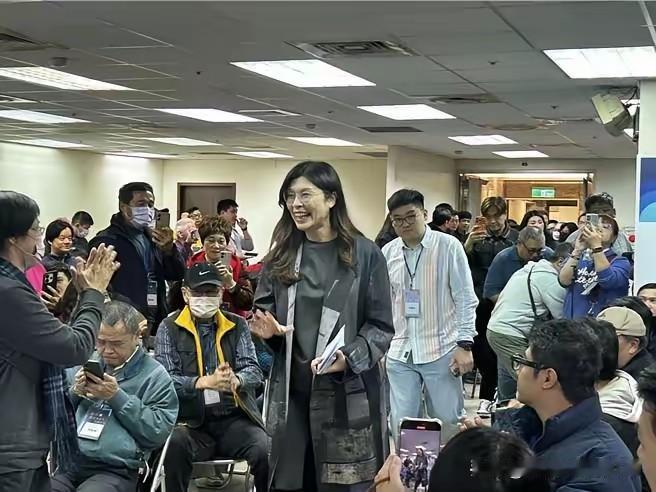 郑丽文是真踏实，从来不搞虚夸那一套！今天她官宣，下周起要和蓝营所有区域立委一对一