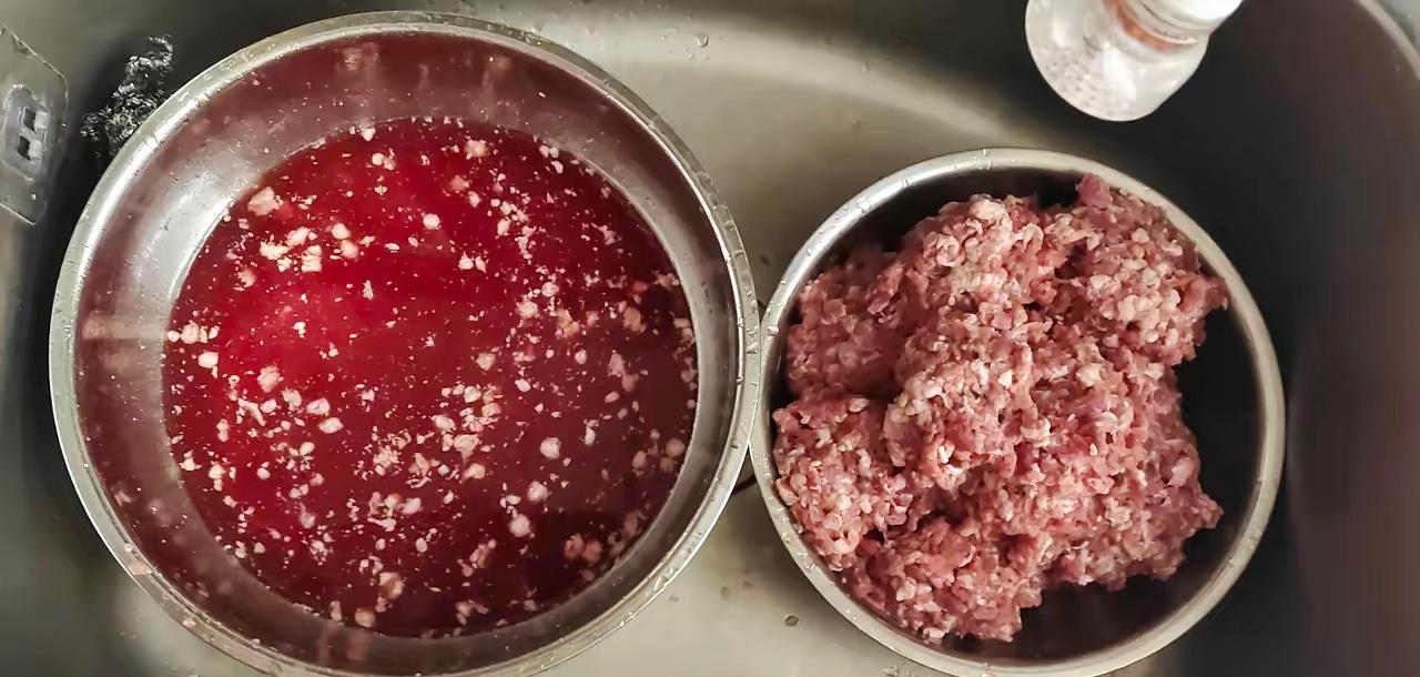 每次去回民那里买牛肉，他们都是直接把肉搅成馅，从不洗肉。我说能不能洗一下在搅，老