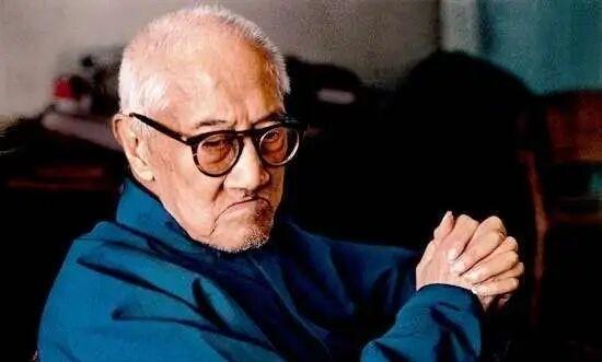 1975年，蒋介石得知黄维被特赦的消息后，立刻邀请他前往台湾，不仅补发了他被俘2