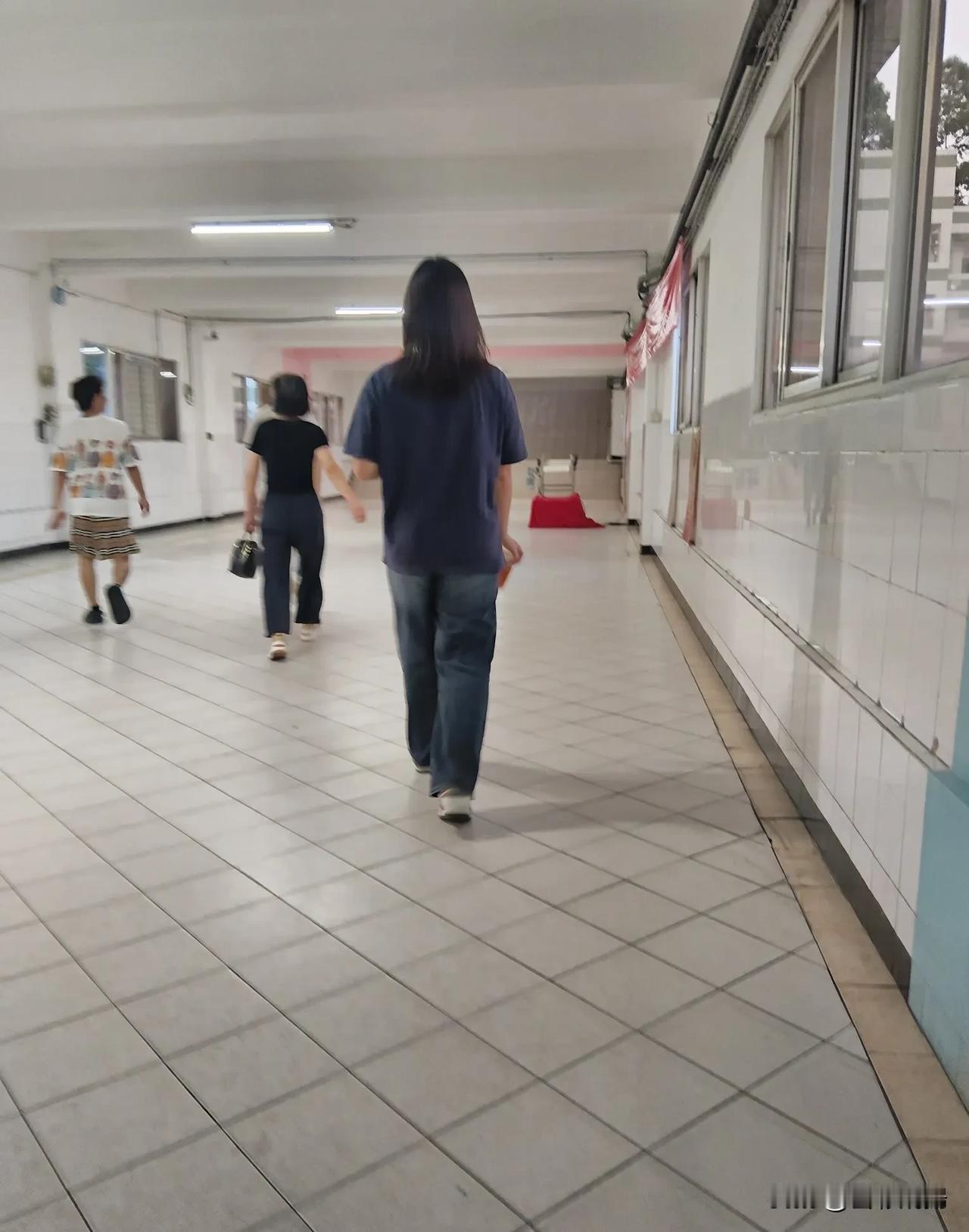 小时候经常听的，丑小鸭变成了白天鹅的故事，也和小盆友一起嘲笑丑小鸭，嫌它笨