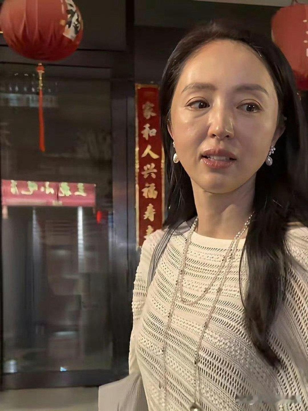 董璇‍⁠在厦‏门‍‎斗西‏路‌‌⁠逛街，基本素‍﻿颜‎‍，原⁠相‍‍机直拍‎‌‍看着有点显年纪，应‎