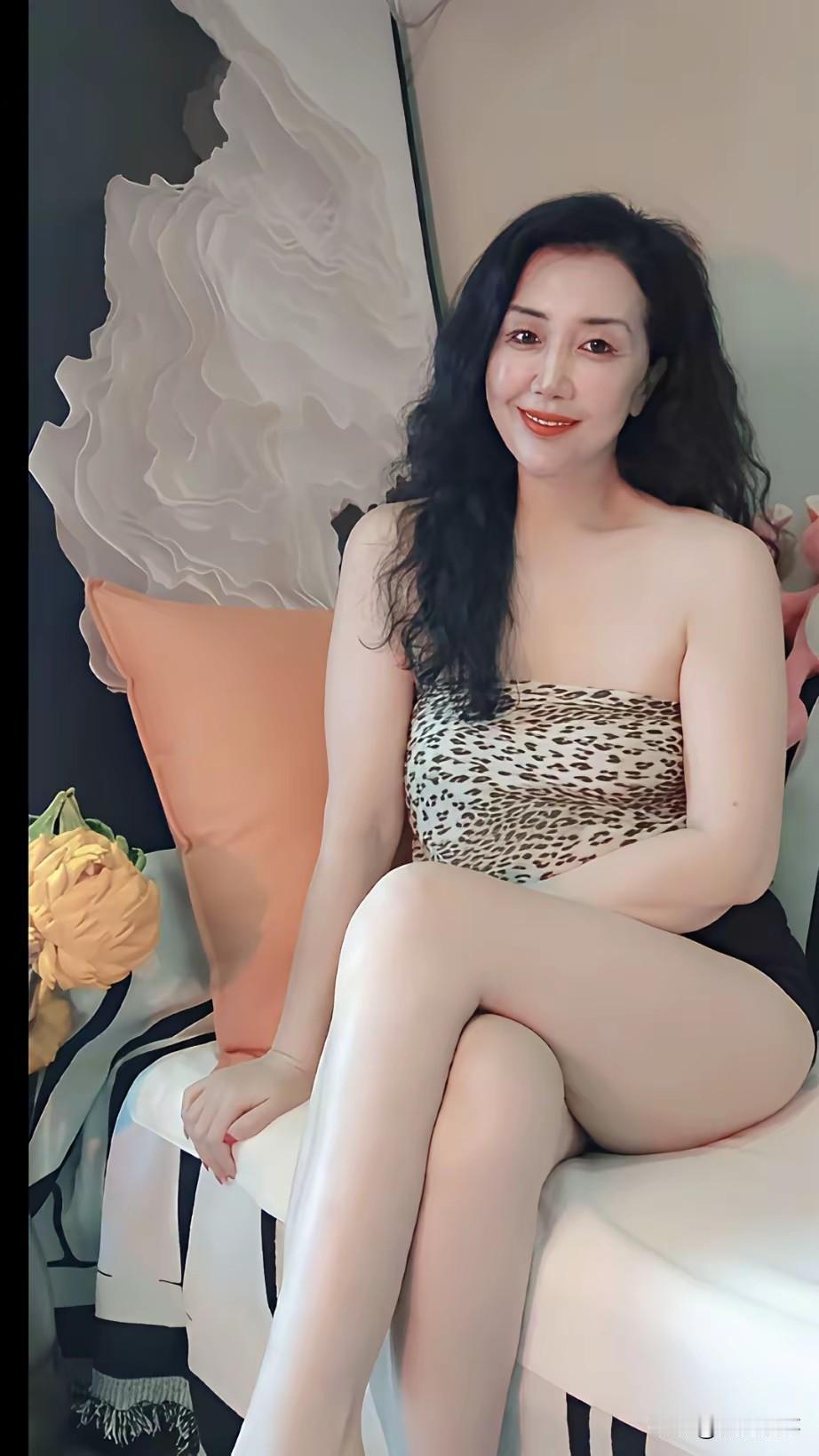 一直很疑惑，五十岁的女人，还会有人喜欢吗？不再像年轻时那般灵动年轻明艳的模样，也