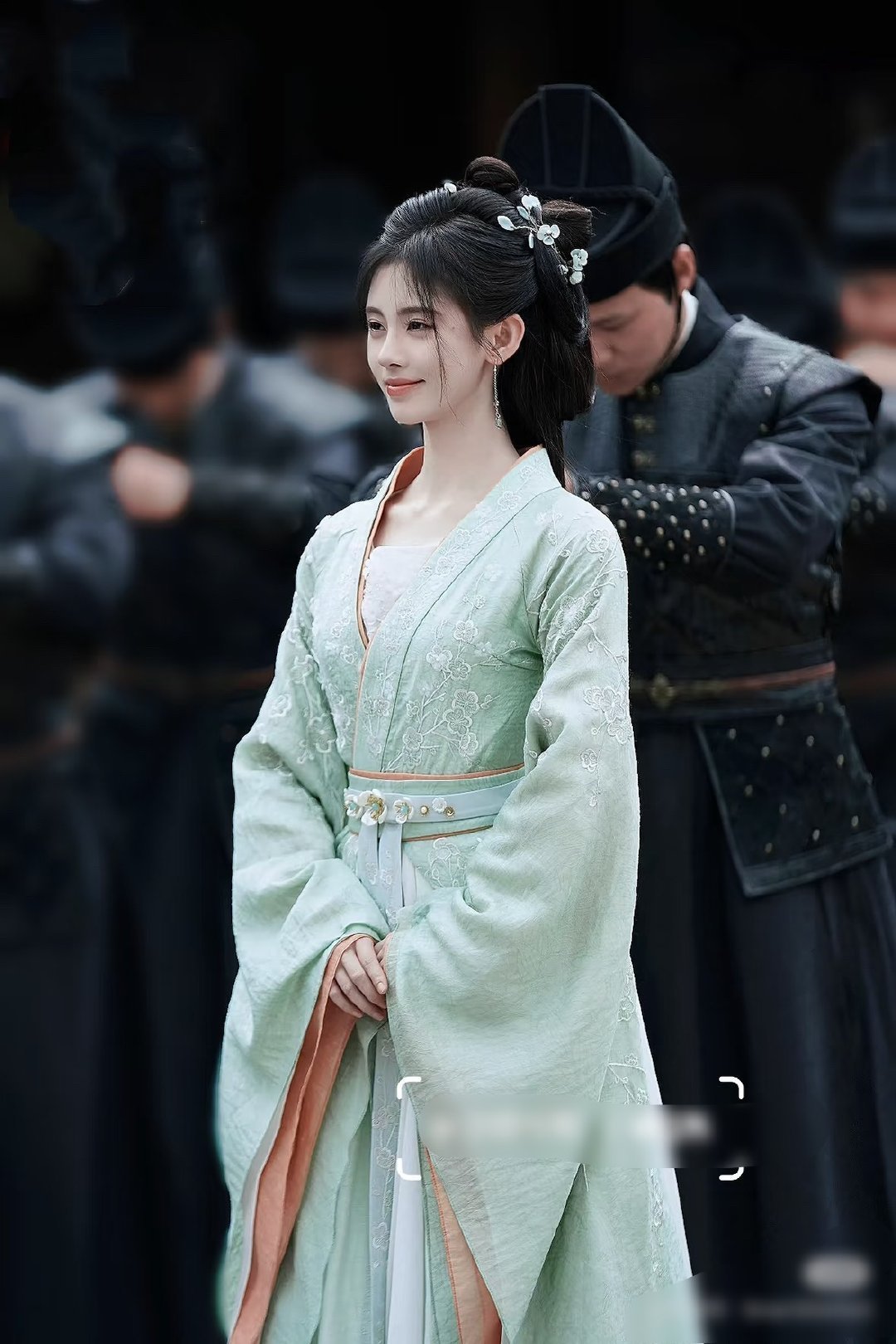 鞠婧祎的造型怎么都被短剧抄了去，很出圈吗？