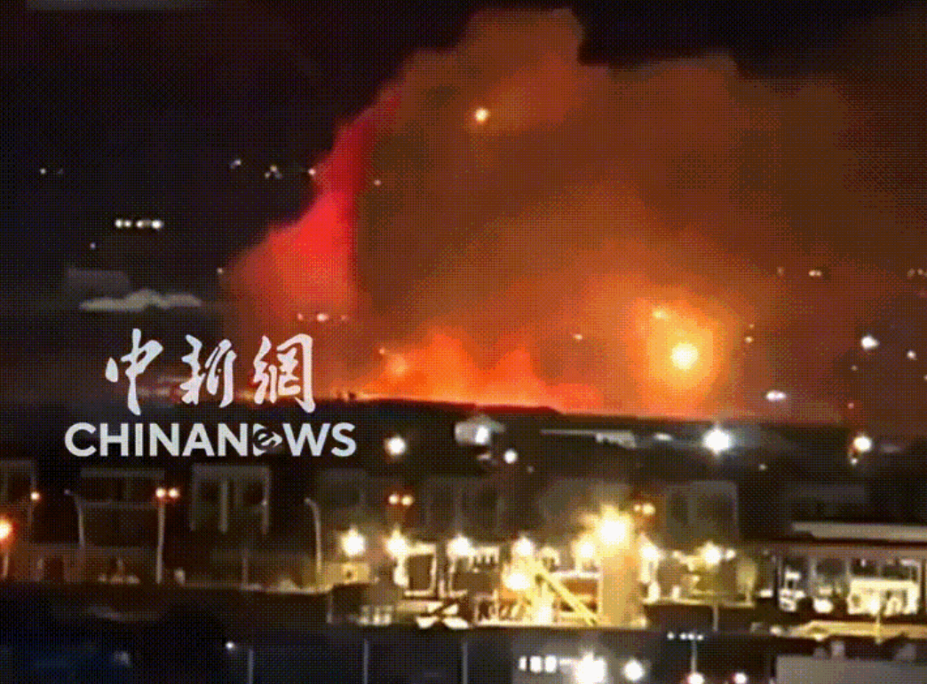 偷袭成功，伊朗无人机引爆美军弹药库！ 正当万籁俱寂的时候，刺耳的防空警报突然