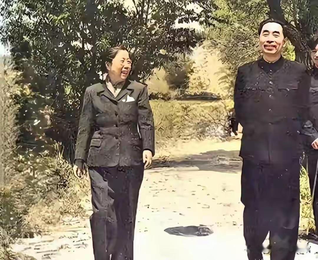 这是62岁的周恩来总理与邓颖超在颐和园散步的留影。历经半生风雨，二人相伴同行，笑