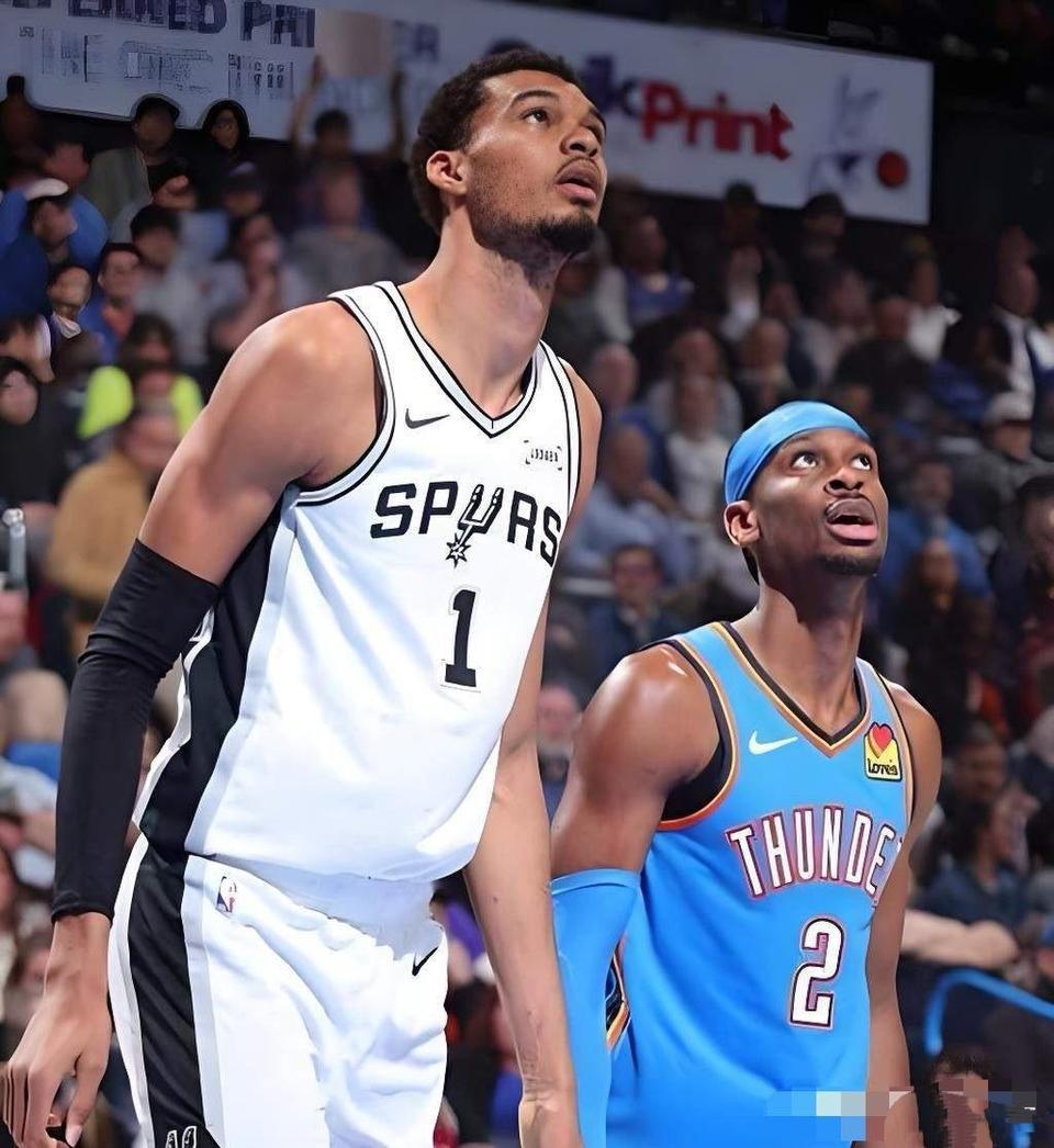 今年的MVP之争就他俩，看联盟如何选择。成绩方面雷霆还是领先马刺，加上是卫冕