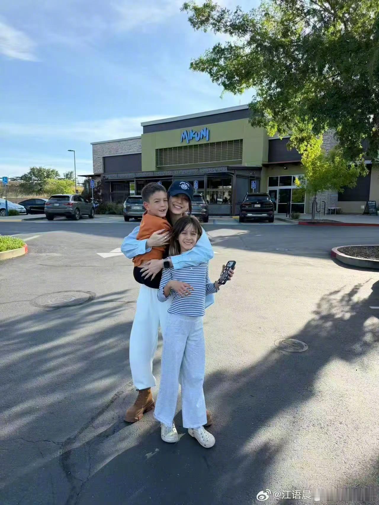 江语晨带孩子们看浪姐太幸福啦！带着自己的两个宝贝一起看浪姐，孩子们也会为台上闪