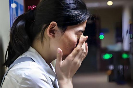 河南驻马店，女子去银行取钱，突然发现银行卡少了41523元，经查询后，才知道