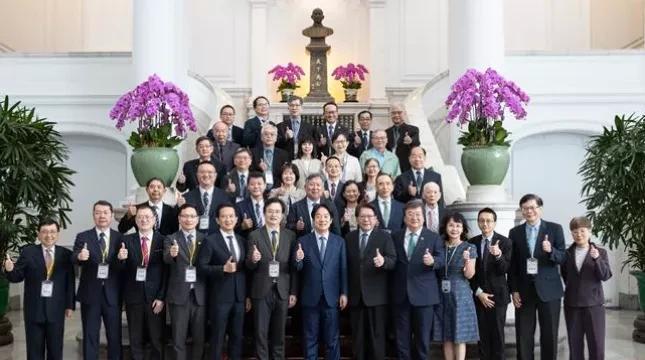 赖清德今天与台南市医学公会代表见面时荒谬表示，就像他之前毅然决然放弃医学走上仕途