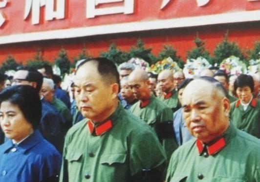 1976年9月18日，吴桂贤同志与李德生、许世友将军在毛主席追悼大会上。9月1