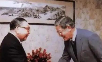 1988年，蒋经国病逝，按他的威望和实力，完全可以把台湾交给儿子，55岁的蒋孝文