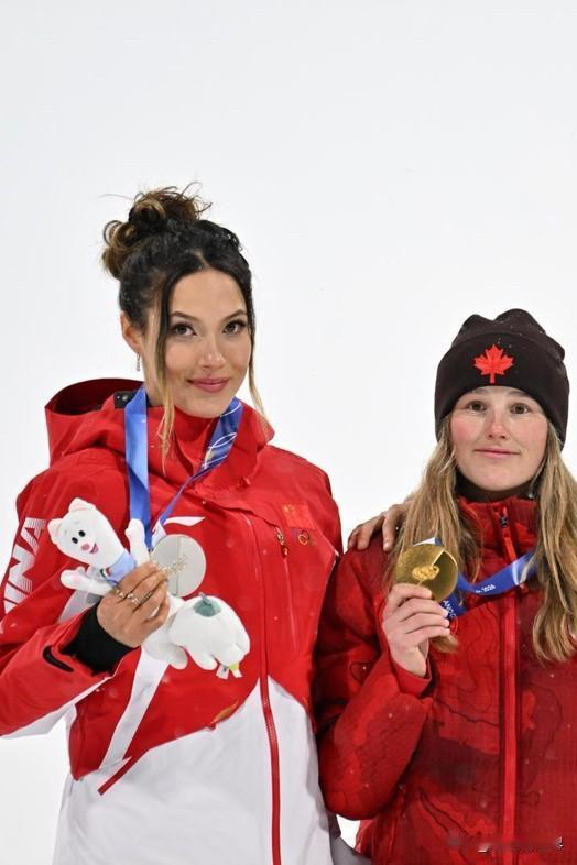 谁被颁奖台上的谷爱凌可爱晕了！别人都在开心摸奖牌、玩玩偶，只有我们小谷在疯狂撸