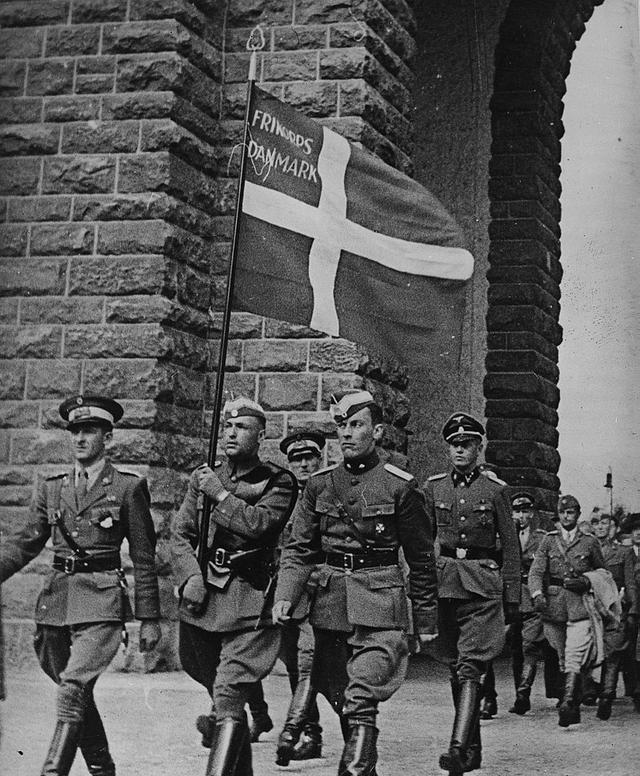 1941年冬，在零下40多度的苏德战场上，一个德国通讯兵坐在宝马摩托车上喝热汤。
