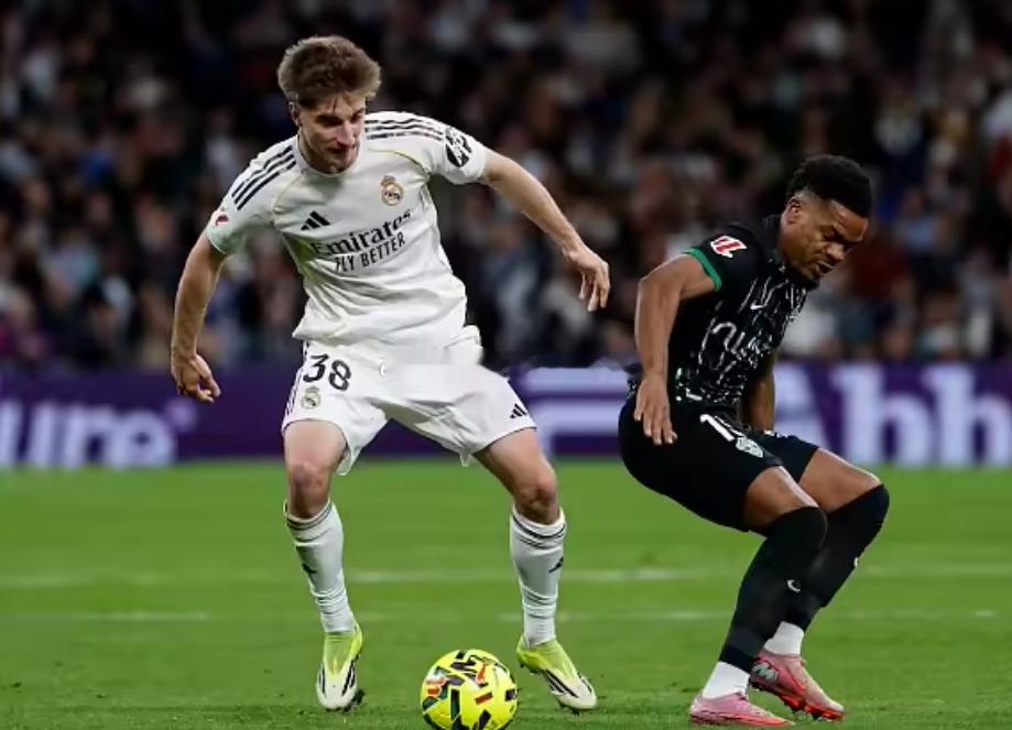 据《阿斯报》报道，皇马将在今夏出售21岁的中场塞萨尔·帕拉西奥斯，但同时会保留5