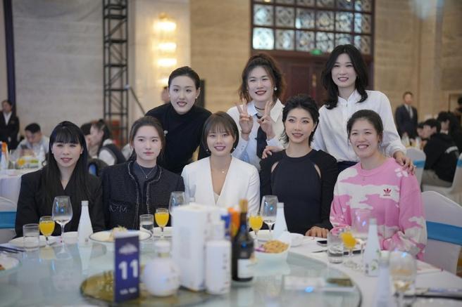 8位女排姑娘的私服照：我只认出了笑容灿烂的李盈莹，梳着大背头的袁心玥，珠围翠绕的