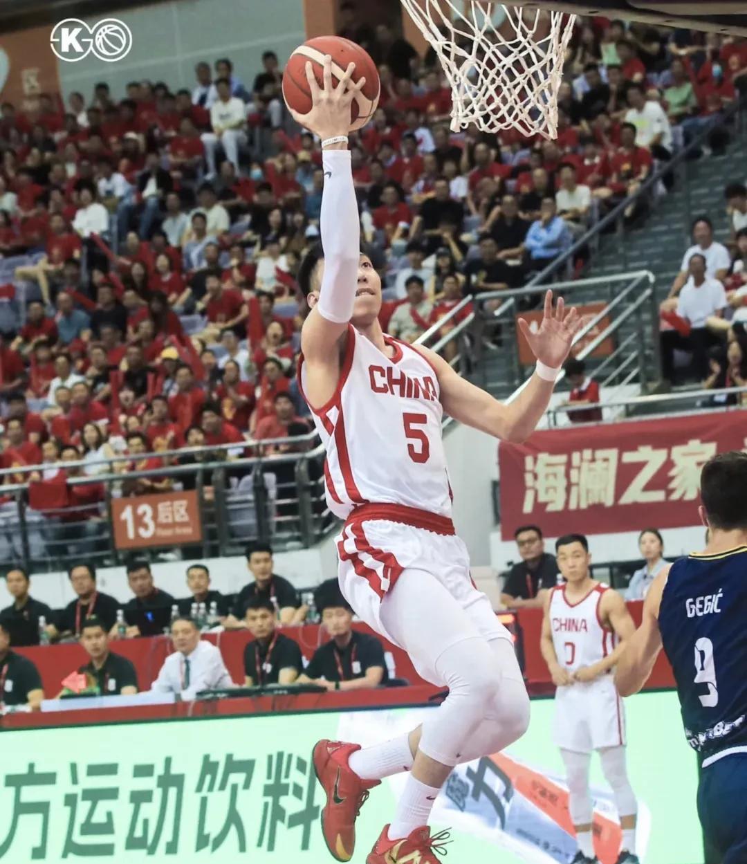 中国男篮的后卫廖三宁，球迷们都在问：他到底有啥用？三分球投不进，中距离没准头，组