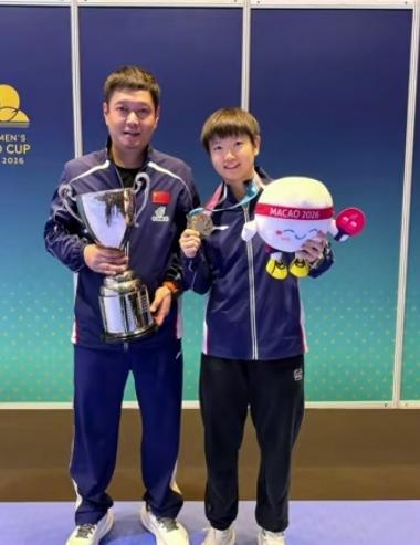 这父女俩也太幸福了吧！邱贻可一手捧着奖杯，一脸骄傲地和孙颖莎合影，眼神里全是老