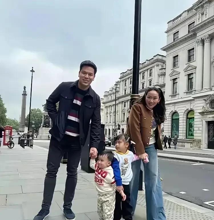 五一放假了，佩通坦和丈夫领着一儿一女在街上溜达，像是邻家小夫妻，场面温馨又接地气
