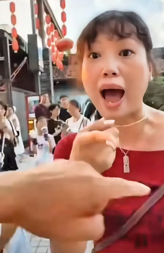 近日，一对外地夫妻带着10岁左右的女儿，来到美丽的重庆山城旅游。当他们到洪涯洞游