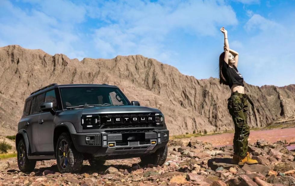 今年9月出乌鲁木齐机场时，听到后面一群人商量着租车自驾游的事儿，有个声音反复说“