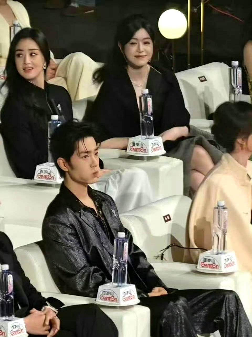 肖战在品质盛典坐了近5小时，散场时他还想往座位走，工作人员拽了半天才把他劝离场。