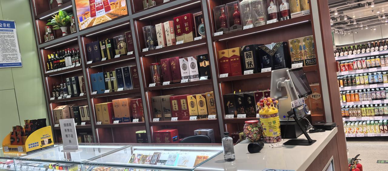 武汉的白酒为啥那么贵？昨天又去武汉逛了一圈，晚上没事几个人想喝点，我去酒店柜台