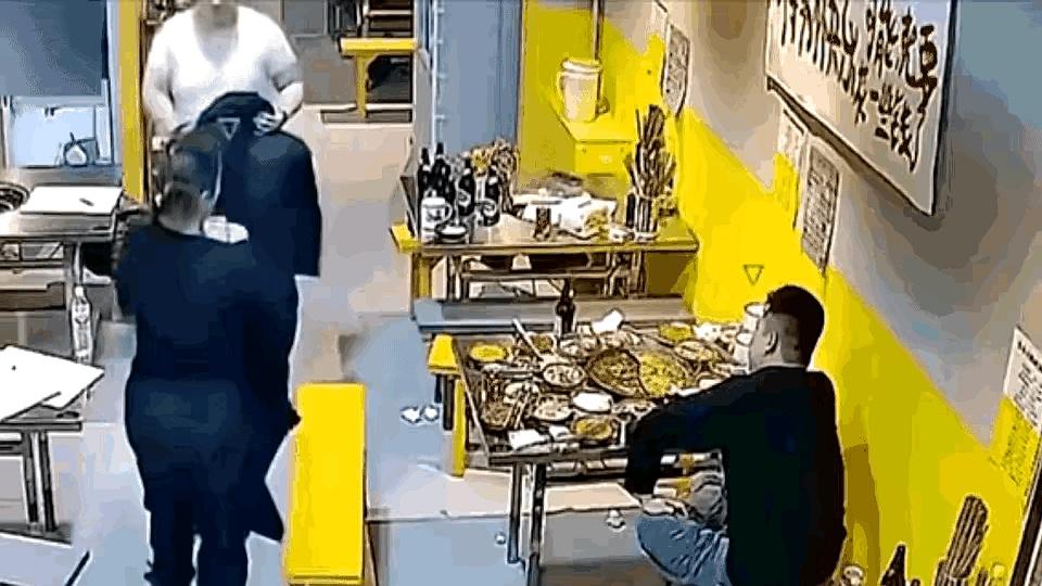 当晚丈夫提前把饭菜摆好，妻子拎着包进门，身后还跟着她的男闺蜜。三人一坐，她与他