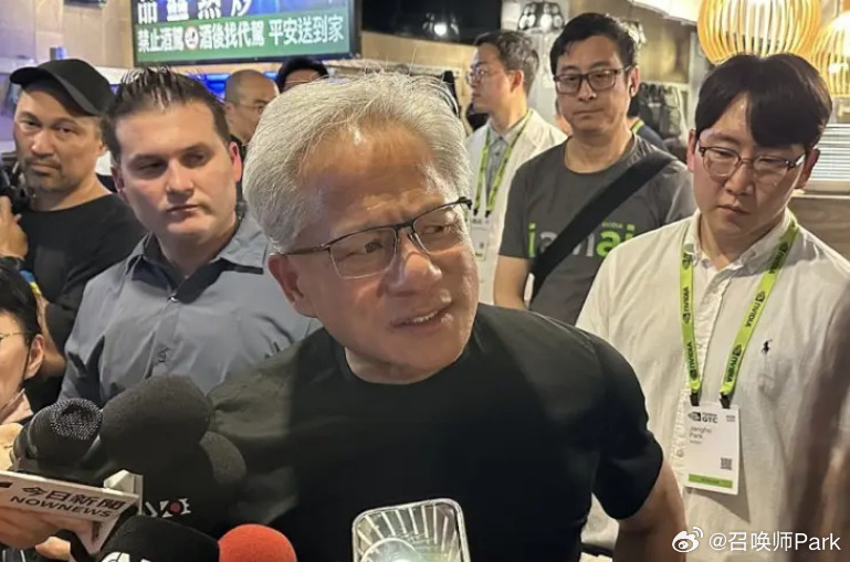 真要接多兰和Peyz的事业运了，据多家权威韩媒爆料，黄仁勋访韩首站选在T1网吧，