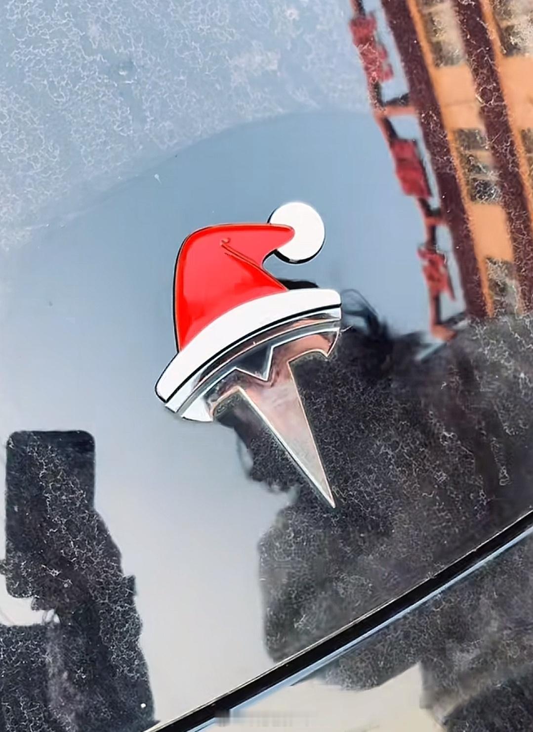 天冷了，给车标添件衣服