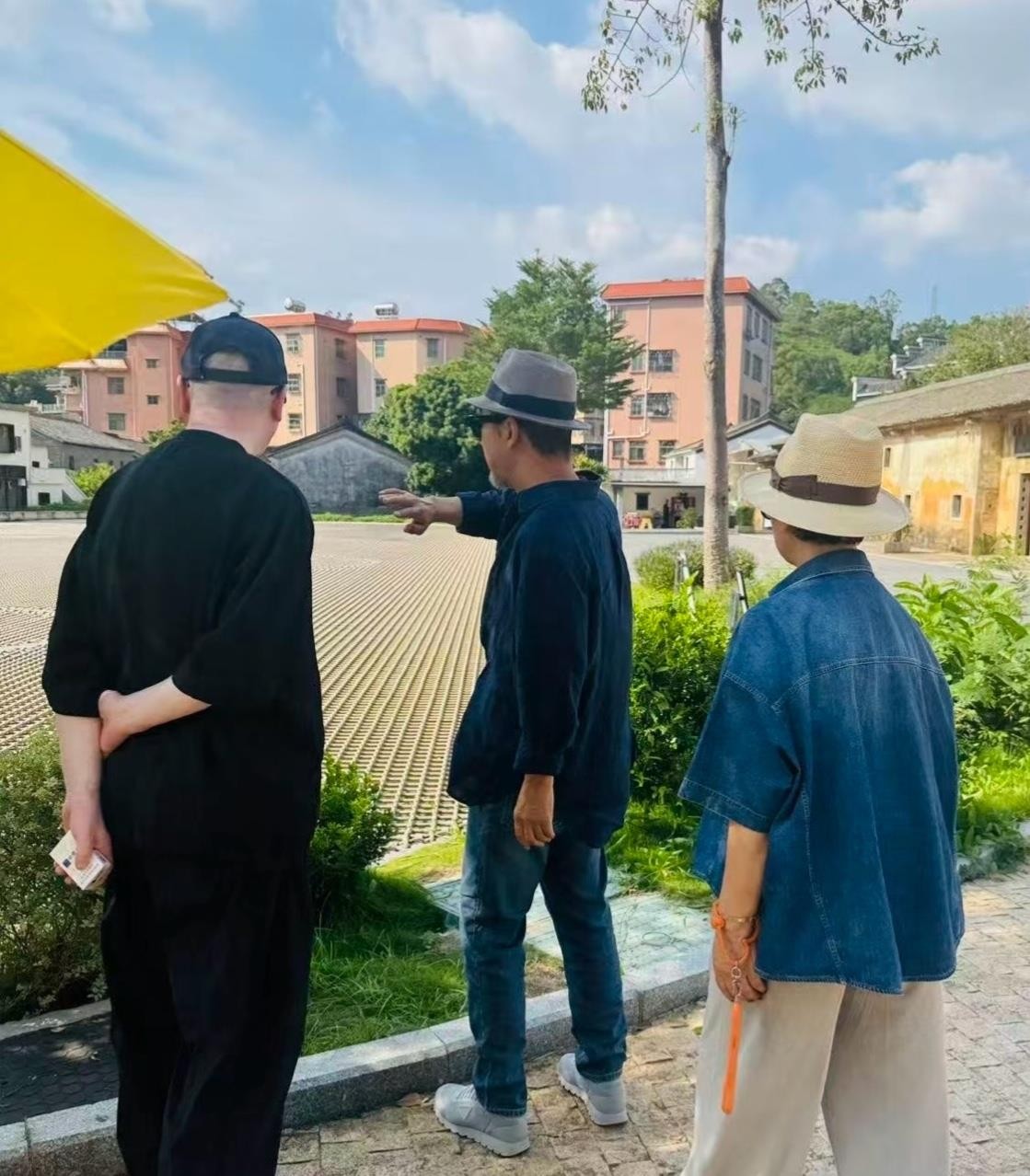 深圳坪山街头，一场毫无预告的偶遇，把三位老友最真实的样子拍了下来。68岁的冯小刚一身纯黑宽松套装，脚