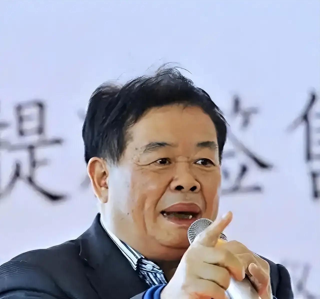 1990年，一个名牌大学生到福耀公司求职，50多岁的曹德旺看了他的简历，一脸不屑