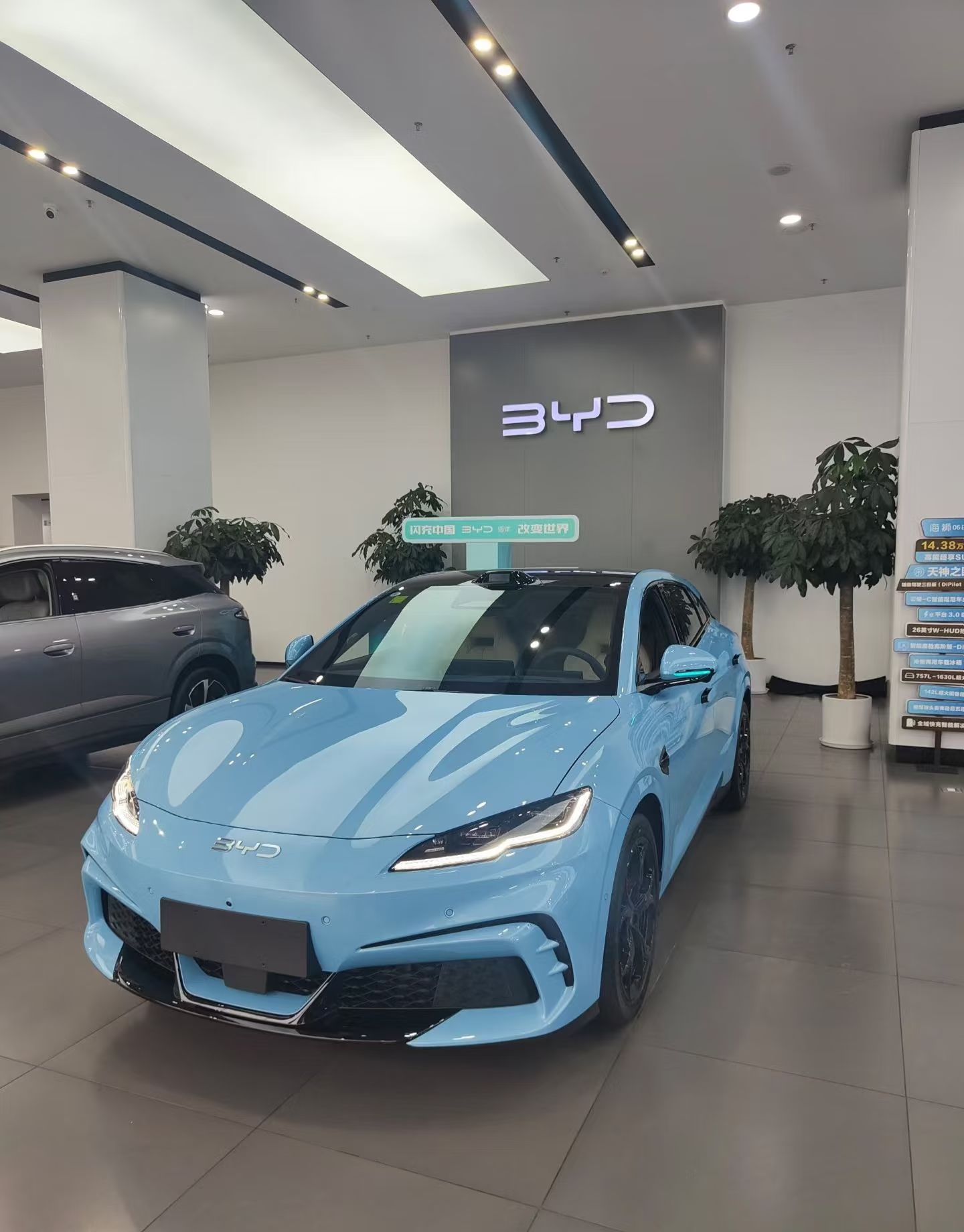 外观一如既往的帅。续航也比25款增加了不少。再加上全球最牛逼的二代刀片电池配合比