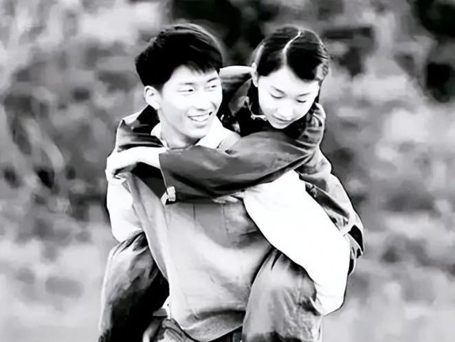 1972年，21岁的知青李文准给救了一名11岁的落水女孩，安抚好女孩的情绪后，他
