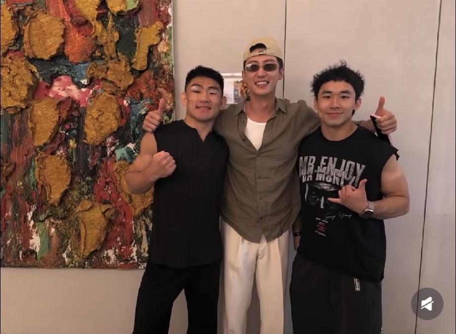 近日，黄景瑜与宋亚东合影，宋亚东竟然被黄景瑜完全比下去了，他显得又黑又瘦又矮，而