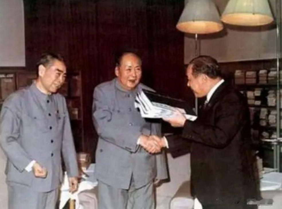 1972年9月，毛主席会见了日本首相田中角荣，一见面，毛主席便幽默地询问：“你们