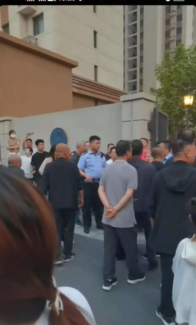 小区回迁户把原来的村民大石头放在小区门口，让买了商品房的外地人滚出去村民自己改