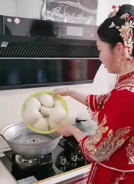 毒鸡汤喝多了，新娘故意把馒头撒在地上，网上说这样以后在家里就不用做家务活了这小