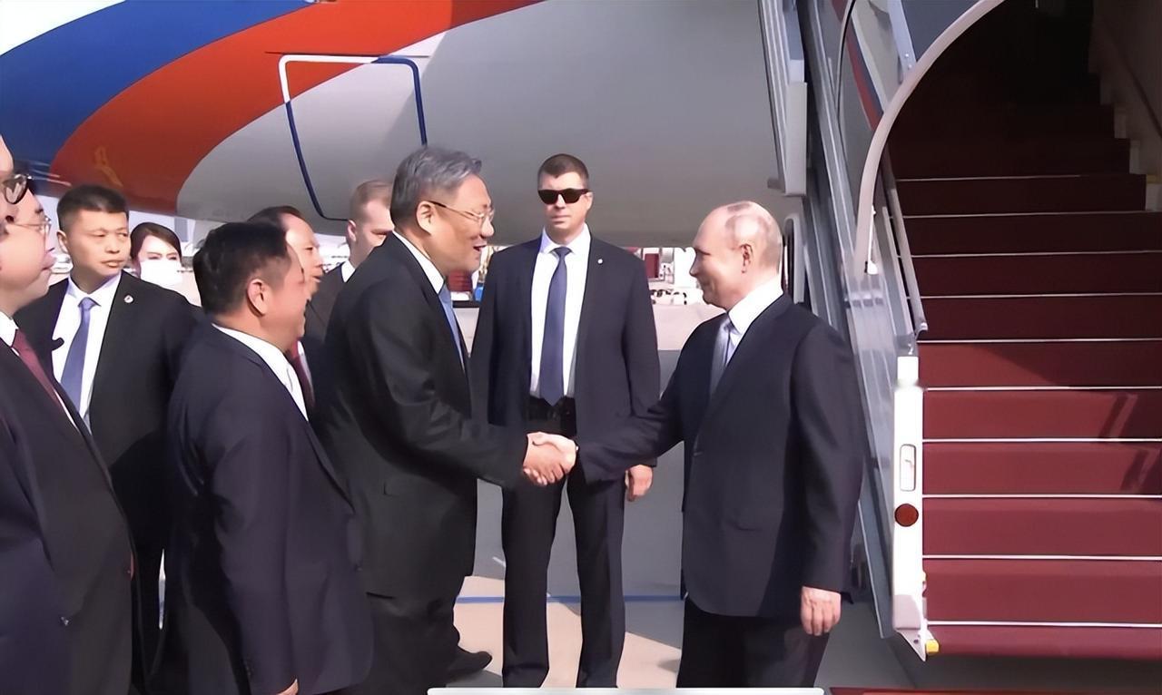 美国总统特朗普前脚刚走，俄罗斯总统普京后脚就来。两个世界级大国都看好中国，把目光
