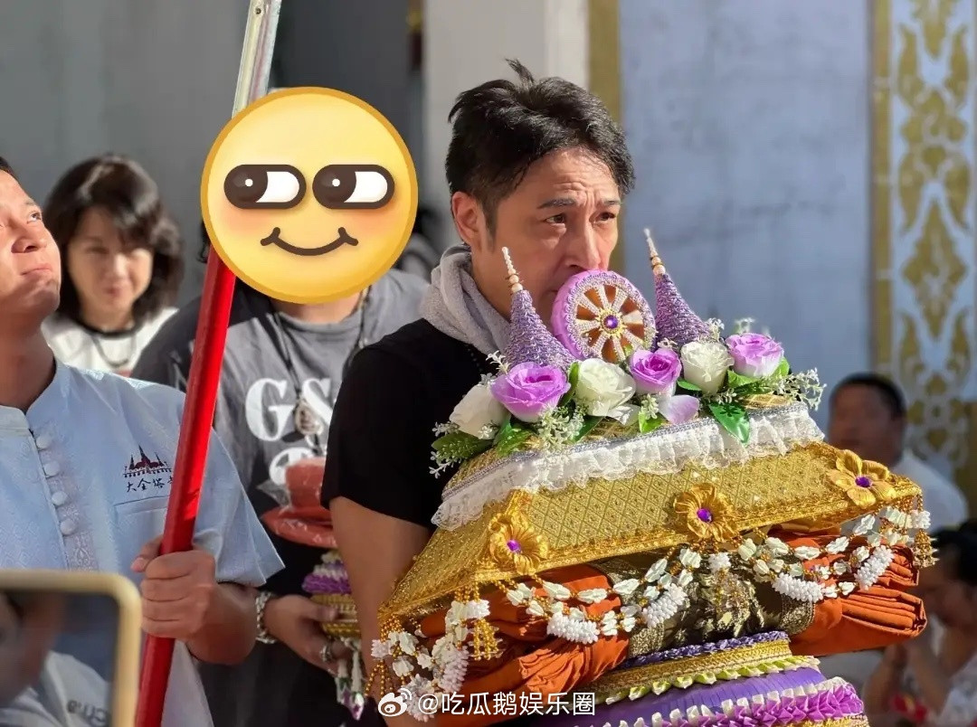 吴镇宇现身版纳大金塔参加法会，一家三口赤脚捧花，费曼表情不耐！​​​