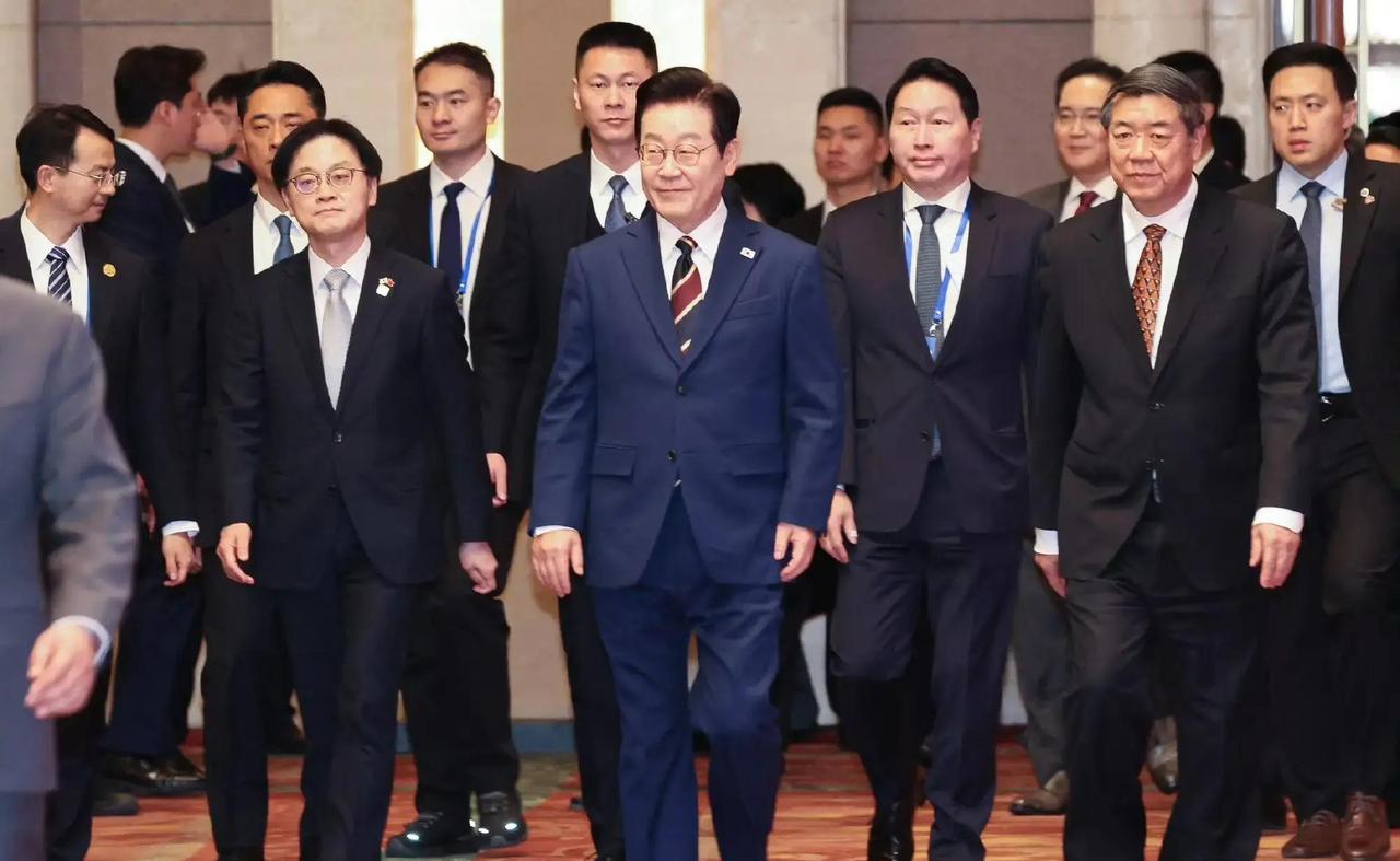 李在明刚到北京，就先和韩国企业代表扎堆开会，这点挺实在。韩方主动提出来，商务论坛