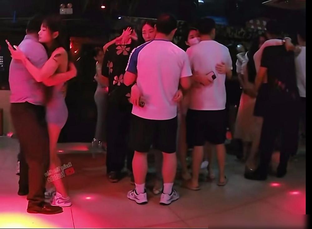 小区有个老头是烟草退休的，工退休金高，常常说每天醒来500元生活费到手。老头