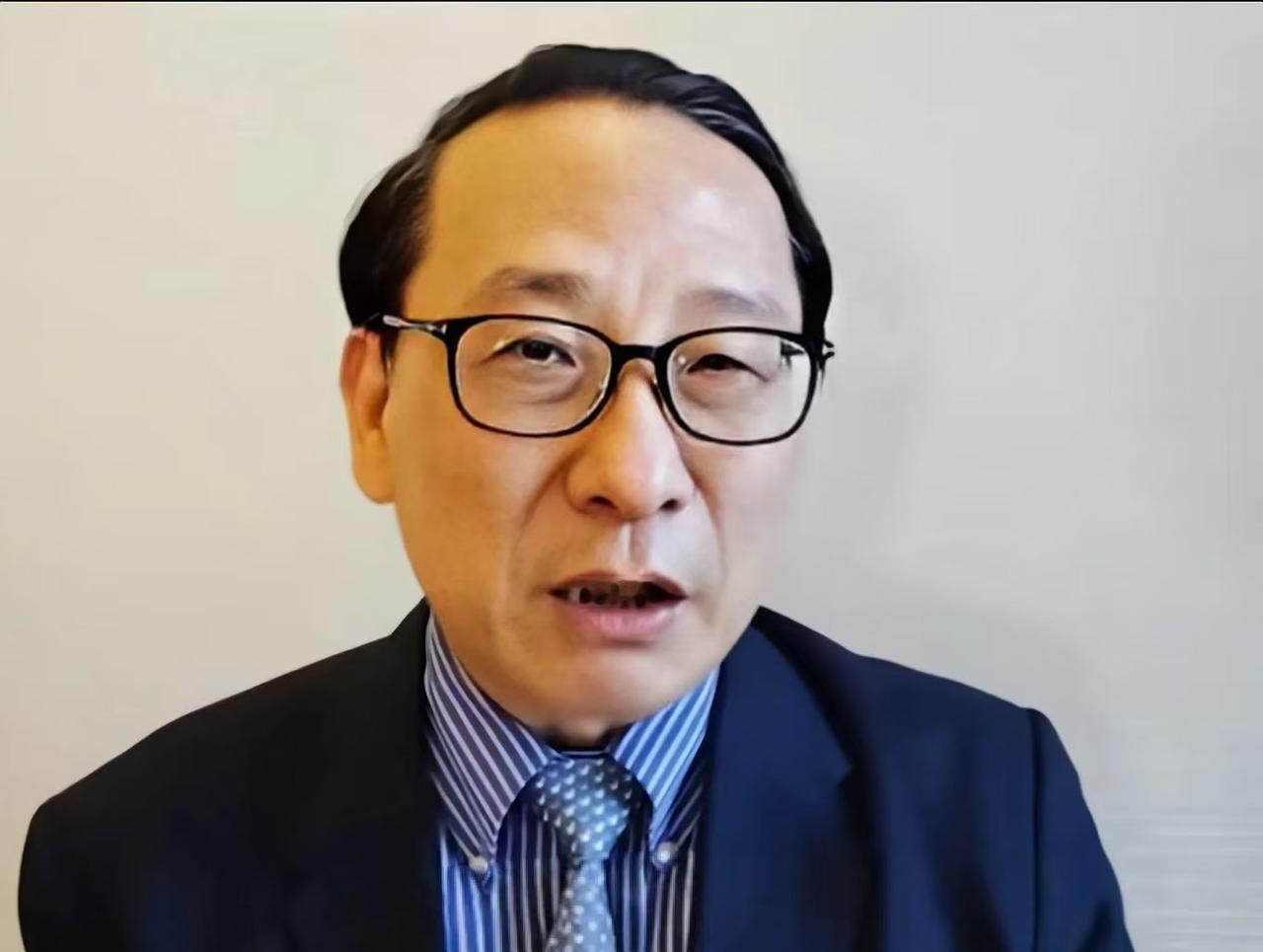 那个瞬间，我鸡皮疙瘩都起来了。BBC的直播间，对面坐着那个逃犯，高志凯就那么平