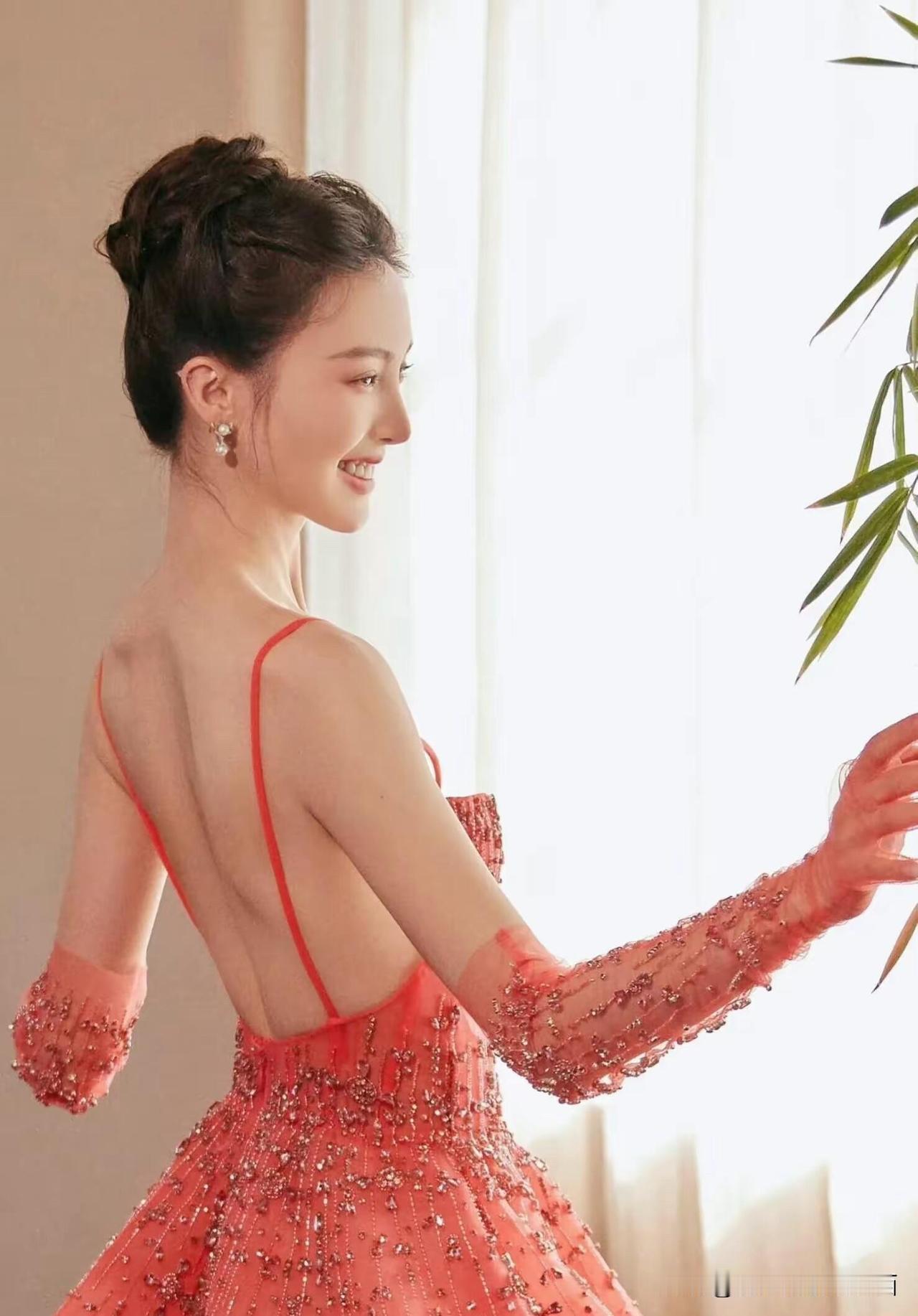 金晨的这个侧颜挺好看的，还有她这样的薄背不知道是怎么锻炼出来的，就算是女人看到了