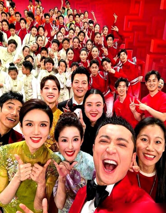 春晚刚结束，龙洋转身就哭了，尼格买提一把将她抱住。她脸埋进搭档肩上，身体都在抖，