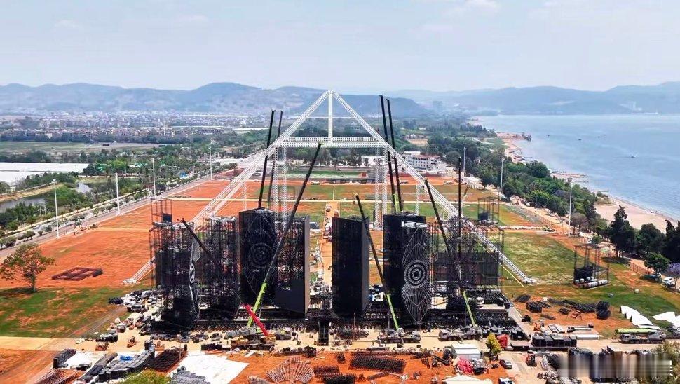 华晨宇抚仙湖演唱会大眼舞台华晨宇抚仙湖演唱会舞台造型华晨宇抚仙湖演唱会舞台是“