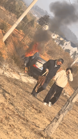 一对男女开车在公路上突然发生车祸！他们的汽车直到撞上路边的土坡才停了下来。虽