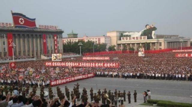 朝鲜人口约2500万，国土面积12.3万平方公里，经济也不发达，是个名副其实的小