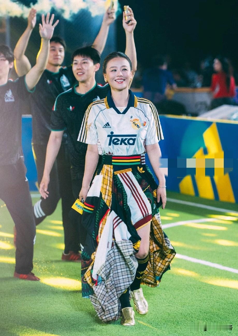 马思纯足球活动造型封神！球衣拼接长裙又美又飒，自信笑容太有感染力马思纯亮相